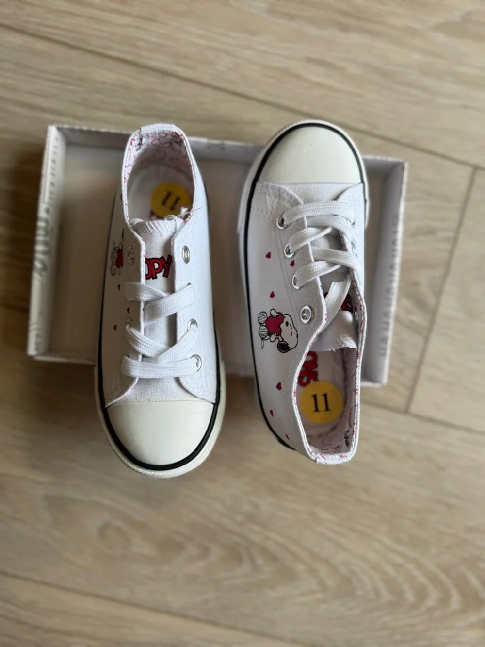 New Peanuts Snoopy Hearts White Canvas Lace-Up Shoes - New In Box - Size 11 Kids